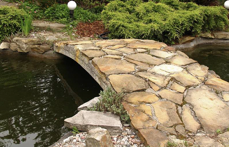 Садовый мостик из камня