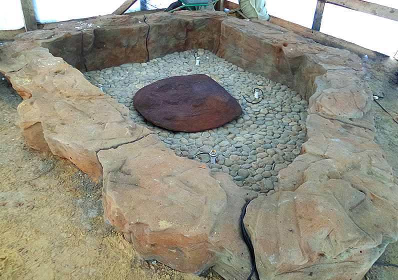 Искусственный камень - фонтан сделан из искусственного камня имитация